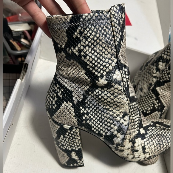 Aldo lightly worn snakeskin prints, ankle boots - Picture 3 of 3